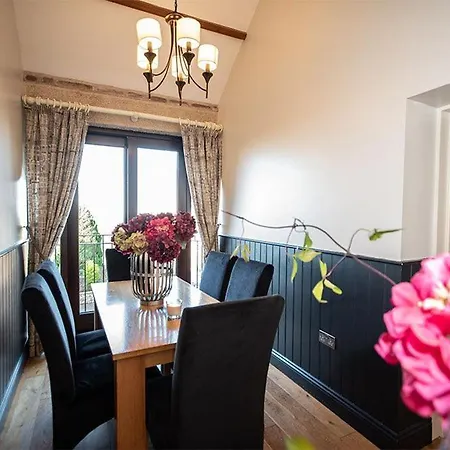 Tower Barn Cottage, Castle Carrock, A Luxurious Characterful With Hot Tub And Views בית נופש Castle Carrock