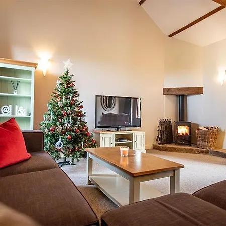 Tower Barn Cottage, Castle Carrock, A Luxurious Characterful With Hot Tub And Views 度假居