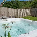 Дом отдыха Tower Barn Cottage, Castle Carrock, A Luxurious Characterful With Hot Tub And Views