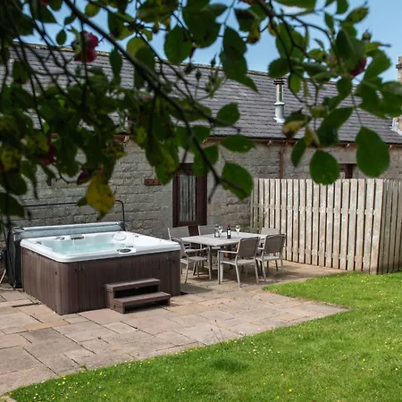 Дом отдыха Tower Barn Cottage, Castle Carrock, A Luxurious Characterful With Hot Tub And Views